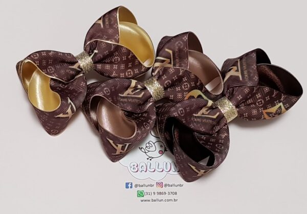Laço em gorgorão com estampa da grife francesa Louis Vuitton